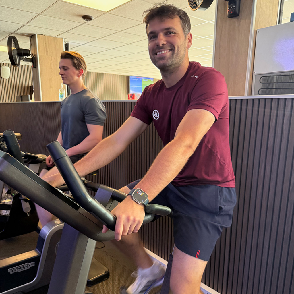 Thomas tijdens een warming-up op de fiets bij RAF Sport Lelystad