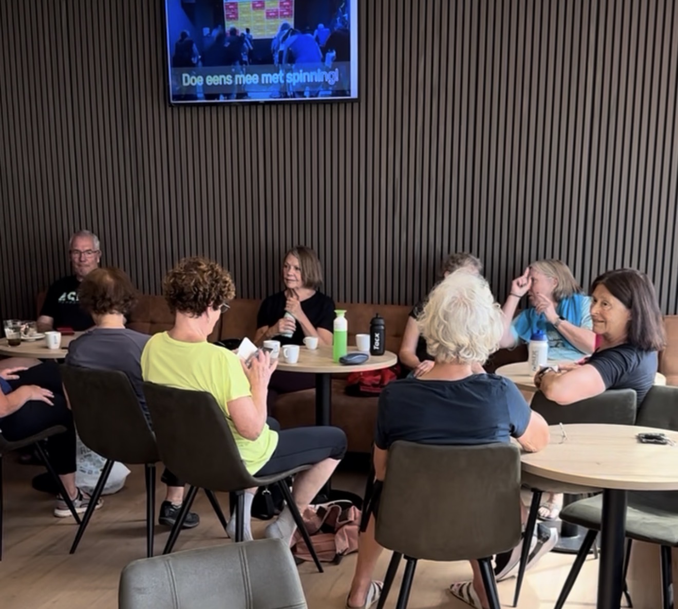 Deelnemers van Masters Club 55+ praten na de training gezellig na bij de balie