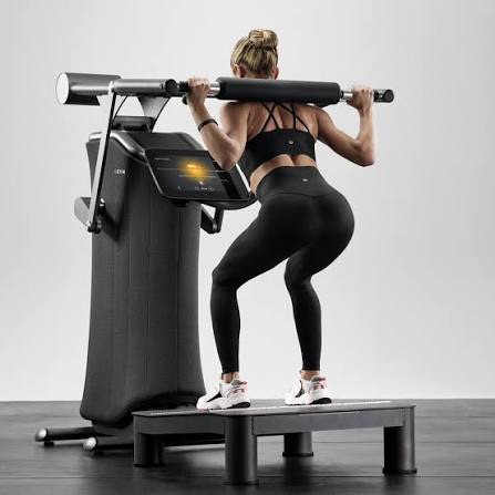 Vrouw traint op de EGYM squat machine