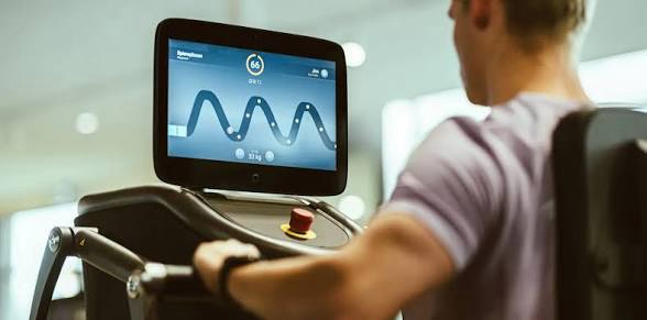 Sporter traint op een slim RAF Smart Training-toestel bij RAF Sport
