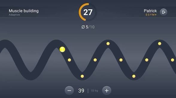 EGYM-scherm met trainingsfeedback en gamification