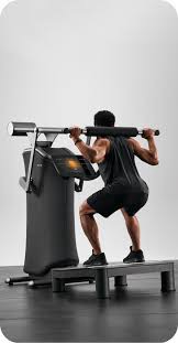 Man traint op de EGYM squat machine