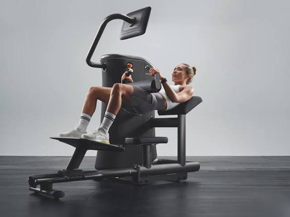 Vrouw traint op de EGYM hip thrust machine